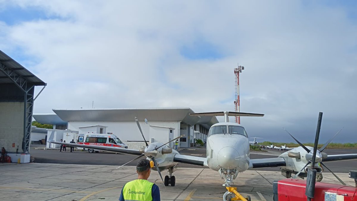 #Galápagos || Las Fuerzas Armadas del Ecuador, a través de la Armada del Ecuador y la Fuerza Aérea Ecuatoriana, realizaron con éxito una operación de transporte sanitario aéreo para un menor de apenas 4 días de nacido, trasladándolo desde la isla San Cristóbal hacia el