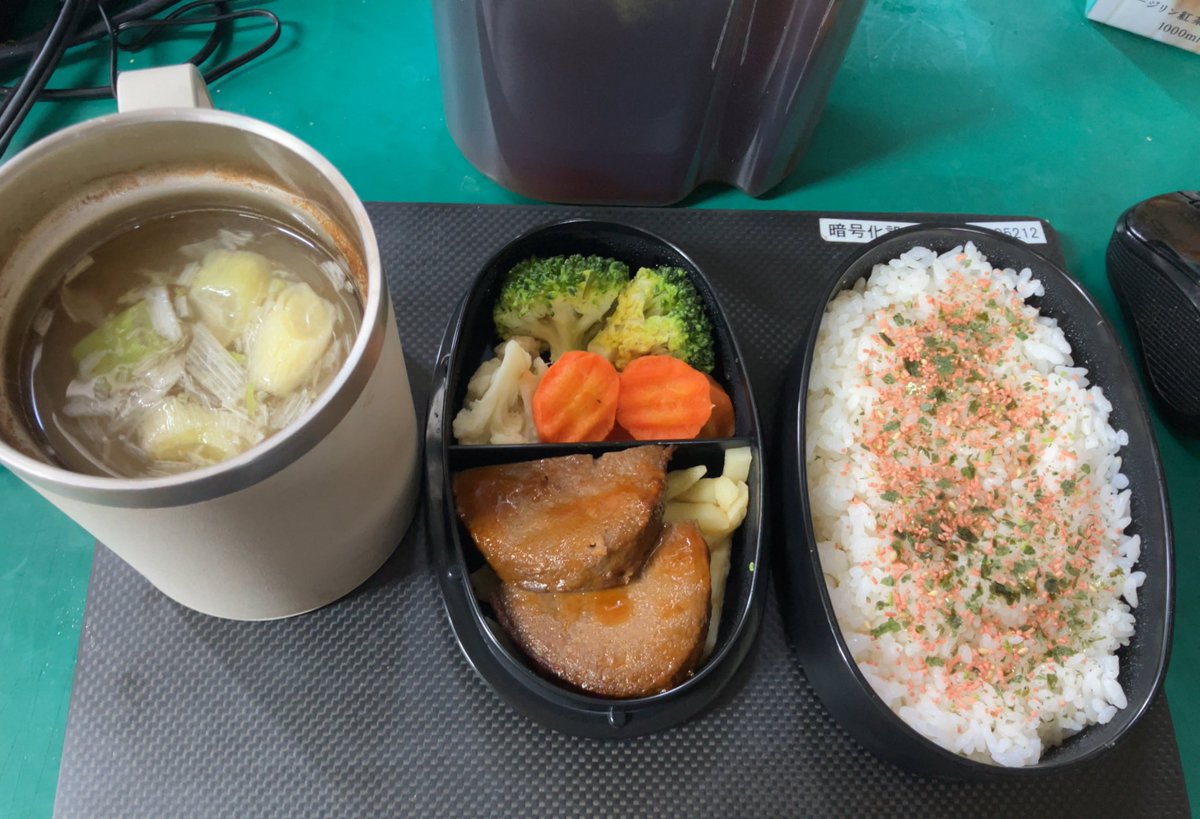 お昼ご飯
自炊弁当
ふりかけあるといいよね
電子レンジが欲しいな〜