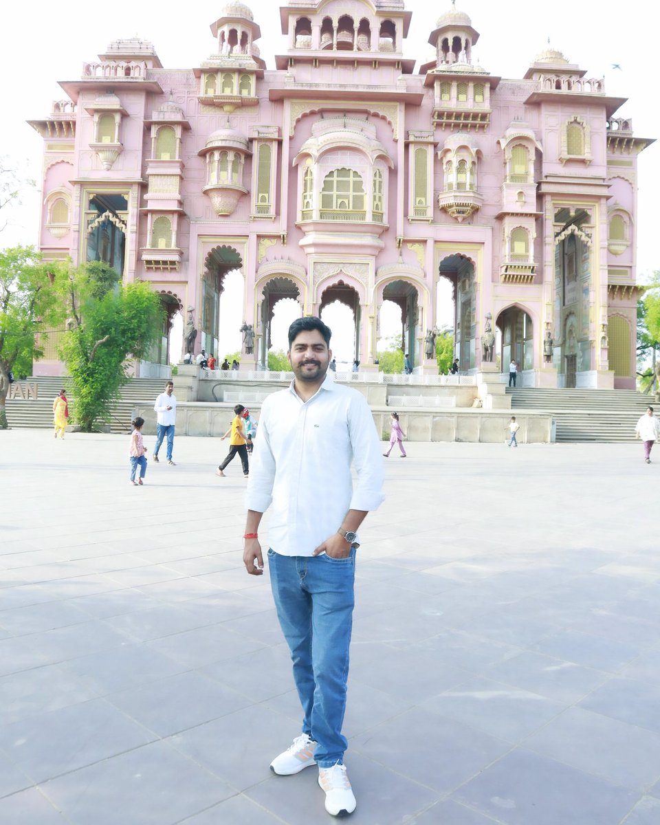 दुनिया बहुत हसीन है ज़रा मुस्कुरा के देखो.

Mittu Banna ⚔️🔱