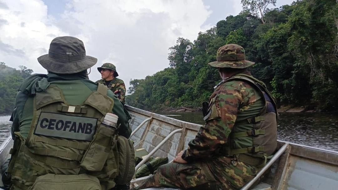 FANB rescata milagrosamente a tres sobrevivientes de accidente aéreo en Amazonas
vtv.gob.ve/fanb-rescata-s…
De acuerdo al reporte realizado a tempranas horas, por el gobernador de la región, Miguel Rodríguez, a bordo iban al menos 10 personas, entre la tripulación, indígenas y