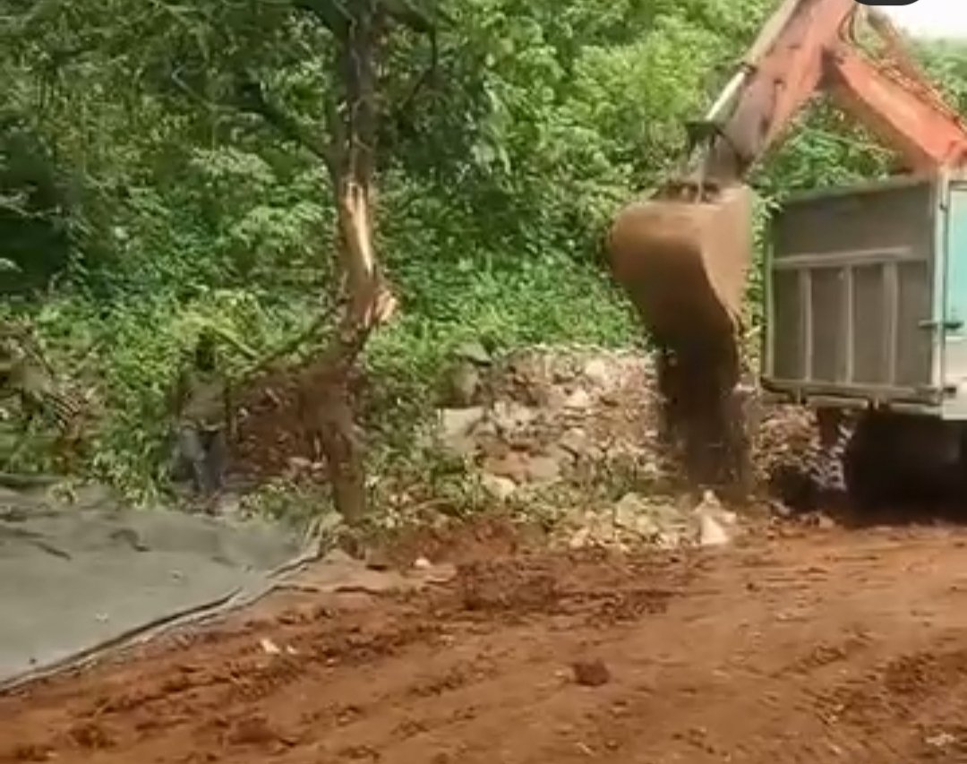 MilindTambe10's tweet image. Illegal tree cutting in Film City, Aarey!
Film company accused of carrying out work without permission;
No response from the police.
#SaveAarey #IllegalTreeCutting #Mumbai
@mumbaimatterz @AUThackeray @CMOMaharashtra @IMayurPhadke @jogalshailaja @mybmc @rautvin @SanjivValsan