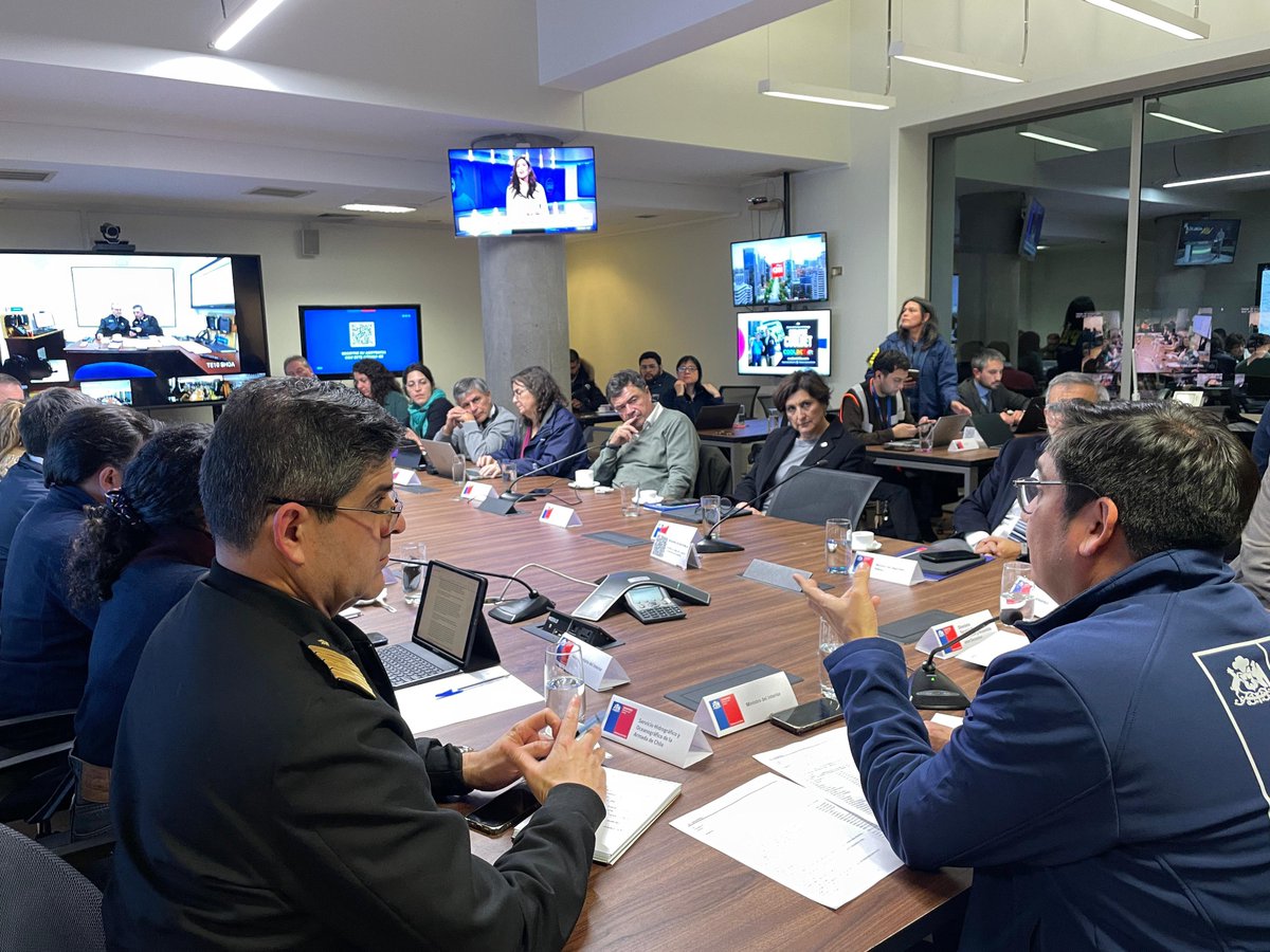 En dependencias de <a href="/Senapred/">SENAPRED</a>, el ministro Esteban Valenzuela participa de COGRID Nacional, encabezado por el subsecretario de <a href="/SubseInterior/">Subsecretaría del Interior</a>, Víctor Ramos, y la directora de <a href="/Senapred/">SENAPRED</a>, Alicia Cebrián, por alerta de tsunami en las costas de nuestro país.