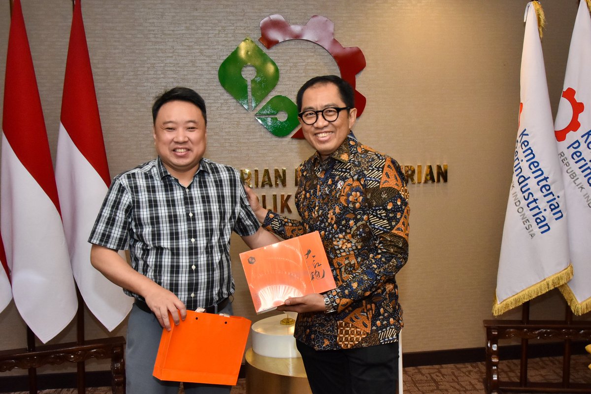 Saya menerima kunjungan dari delegasi Jiangsu Provincial State Owned Capital Invesment and Operation Group di kantor Kementerian Perindustrian RI. Pertemuan ini membahas langkah strategis untuk menjajaki peluang kerjasama di sektor agro &amp; pengolahan holtikultura khususnya durian.