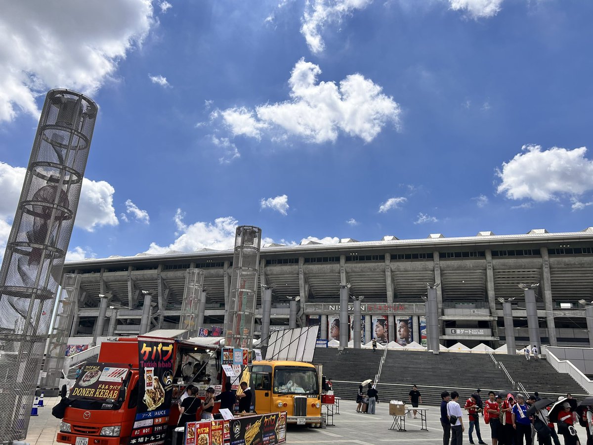 皆さまこんにちは！
本日もトリコロールランドにお邪魔しております！
ビール🍺冷やしてますよーーー！
ソフトドリンクもご用意してるのでどなたでもどうぞ涼みにいらしてください🎵
#fmarinos 
#日産スタジアム
#マリノススタグル