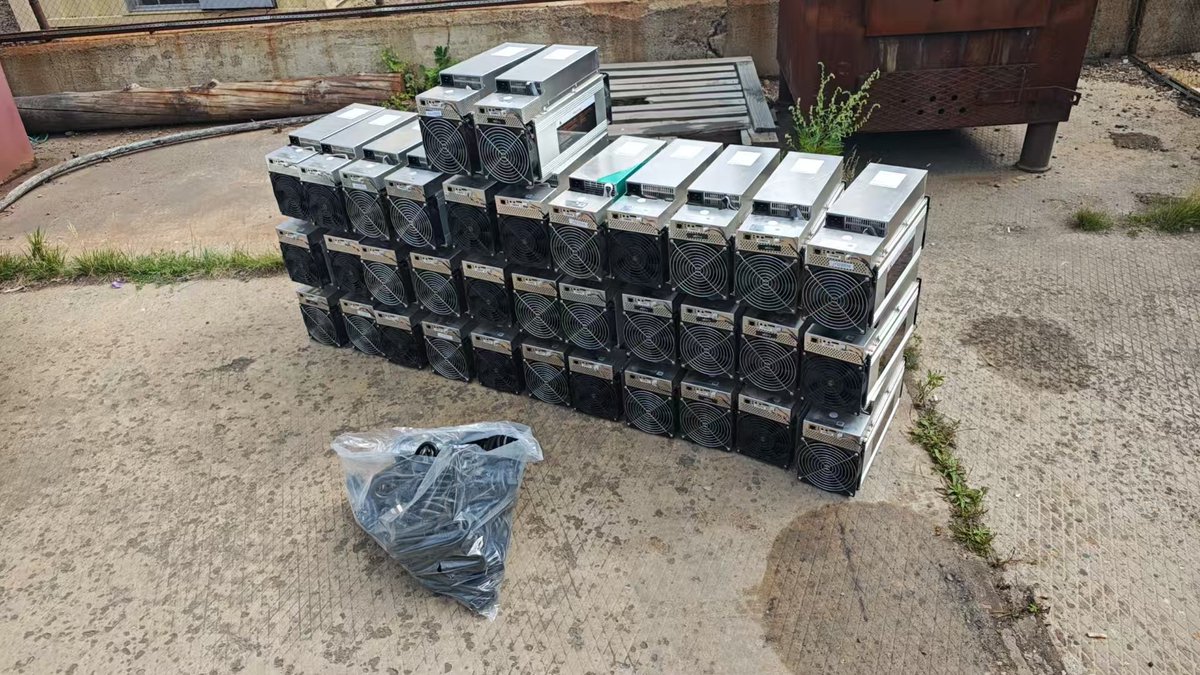 🚛【散戶礦機移機測試完成：更安心的風險應對準備】
為了讓散戶挖礦更穩定、風險更可控，
我們近日進行了一次小規模的流程測試，協助部分礦機從俄羅斯原場地移轉至新礦場，目前機器已安全抵達，準備上線。

這不是為了頻繁移機，
而是針對特殊情況，建立一套備案流程，