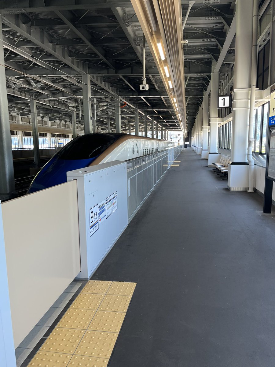 nushiuchida's tweet photo. 北陸新幹線の先頭車両！って写真撮って喜んでたけど、見返したら乗車したの自分だけやったみたい
＃越前たけふ駅 https://t.co/vIYxb9JfRi