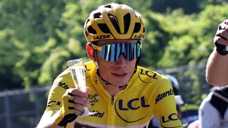 Tour de France 2025: Jonas Vingegaard wins Stage 17 in dominating fashion to reclaim yellow jersey. With only 4 stages left, it’s a nail-biter finish brewing between him and Pogacar. #TDF2025 #Cycling #Vingegaard #Pogacar