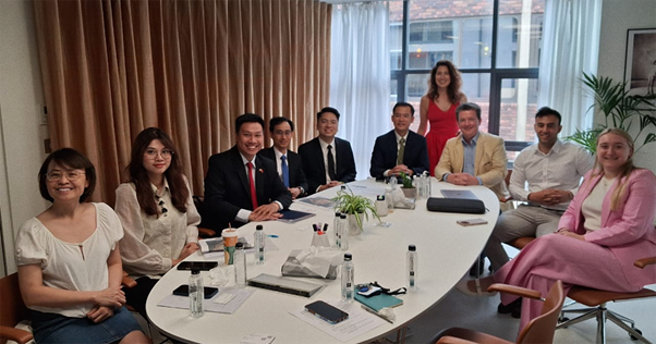 UKinVietnam's tweet image. The UK welcomes a Vietnamese high-level delegation to London to share expertise on building an International Financial Centre (#IFC)

The mission reaffirms the UK’s commitment to  accompany Viet Nam in the process of building IFC.