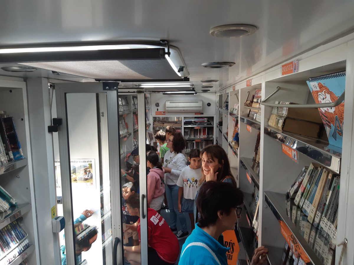 Así de animada estuvo la parada del bibliobús el pasado jueves en la localidad de Autillo de Campos. Está claro que este servicio, pese a las dificultades técnicas y de otra índole que lo aquejan, aún goza de salud gracias a los amig@s de nuestros pueblos que tan bien lo reciben.