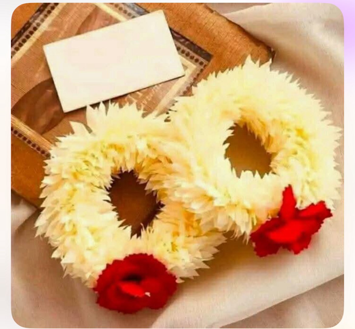 کتنی خوب صورت صبح ہوتی ہے جو ان خوب صورت گجروں کے ساتھ ملے 🥰 الحمداللہ ۔اور شکریہ اس مسکراہٹ کا جو مجھے دی 😊😁 زندگی میں ایسا ساتھی ونا چاہیے جیسے یے پتہ ہو کہ آپ کے چہرے کی مسکراہٹ کتنی قمیتی ہے اُن کے لیے ۔ ضروری نہی مہنگے گفٹ ہی ہوں ایک اچھا لفظ بھی بہت اہمیت رکھتا ہے 🫶