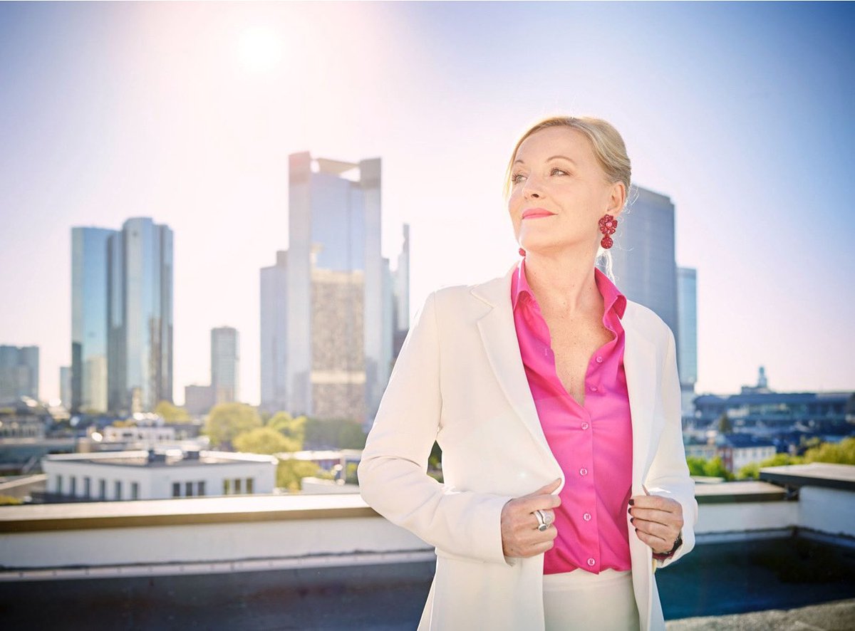 COURAGE_COMM's tweet image. 𝑺𝒖𝒄𝒄𝒆𝒔𝒔 𝒊𝒔 𝒏𝒐 𝒍𝒐𝒏𝒈𝒆𝒓 𝒂 𝒔𝒉𝒊𝒆𝒍𝒅.
Not against irrelevance.
Not against being replaced.

👉 Visibility isn’t vanity. It’s strategy.

#Leadership #StrategicPositioning #AI #Trust #Courage #Communication #Reputation