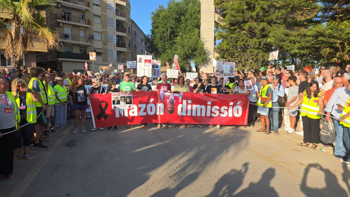 luchainternacio's tweet image. Ahir en #Catarroja (Zona zero de la #DANA), concentració i novena manifestació demanat la dimissió de Carlos Mazón i del seu govern i la depuració de responsabilitats penals.