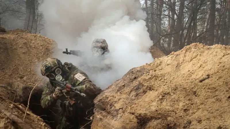 🇷🇺 military has been systematically deploying prohibited chemical weapons against Ukrainian forces. 🇺🇦 intelligence <a href="/DI_Ukraine/">Defence Intelligence of Ukraine</a> recently disclosed intercepted communications revealing a Russian commander explicitly discussing the use of chemical weapons in Ukraine. Since Russia’s