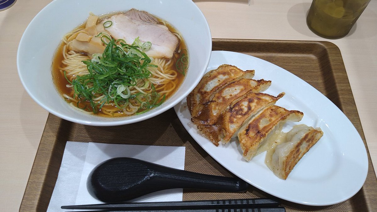 tansiolemon's tweet image. 今日オープンの松屋のラーメン屋『松太郎』さっそく行ってきた！
夕方行ったら混んでなかったけど、食べようと思った「味玉チャーシュー醤油ラーメン」が売り切れになっていたので、代わりに醤油ラーメンの餃子セットを株主優待券で頂きました
煮干しと海鮮の良いスープ、餃子美味いです😋

#松太郎