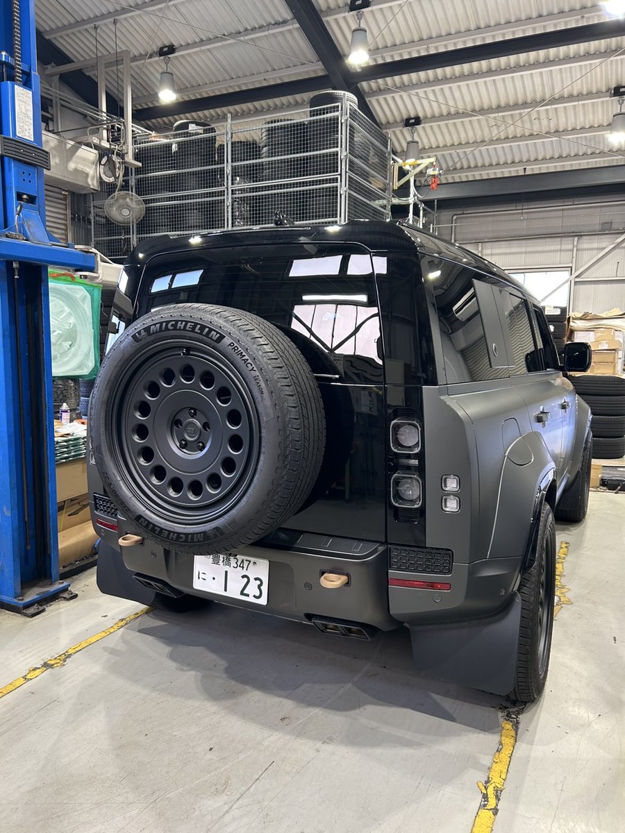 shou__zama2's tweet photo. #ざまめも
#Defenderocta
やっと鍛造履きました、これでノーマルです。
BC FORGED GW-A05
22inch9.5J+33 5本通し
スペアタイヤ用も必要なので5本…
色はMATTE BLACK
センターキャップはCT
後ろだけ5mmスペーサーで調整
いやぁ、かっけえんじゃないでしょうか。
実物見てないけどこれはかっけえ。 https://t.co/YTUHcRkuJb