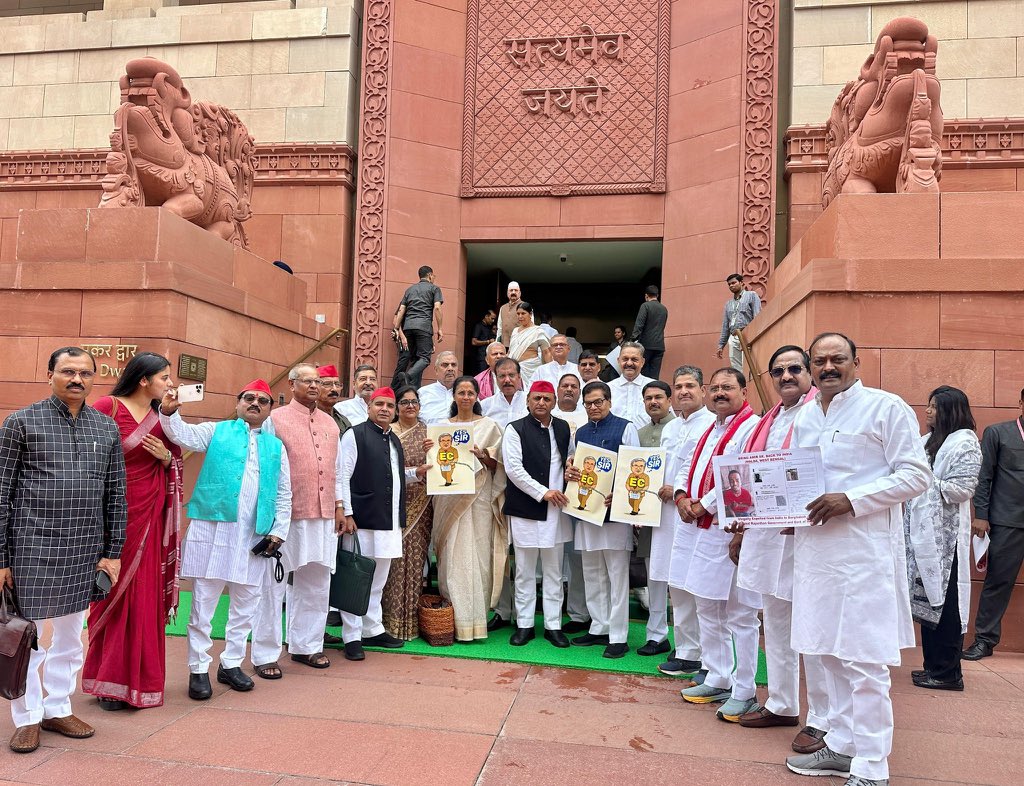 पीडीए है मैदान मे 
बिहार लोकतंत्र के सम्मान मे ॥