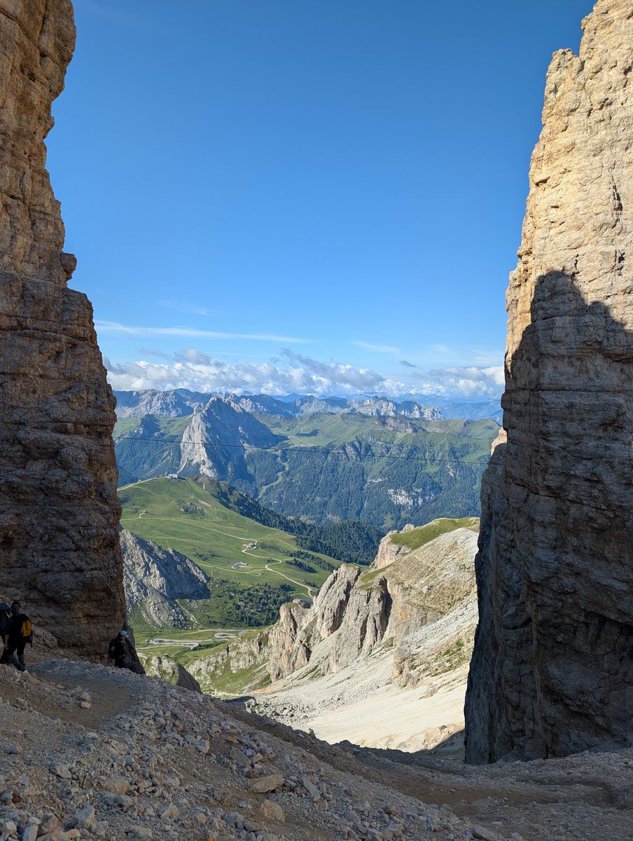 Honzzza's tweet photo. Forcella Pordoi 

A teď dolů. 🤮

#ultrail, #dolomity, #altavia2 https://t.co/DeiqVcprJW