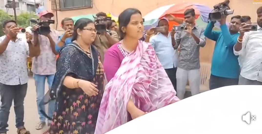 ravipatimohan's tweet photo. మీ ఆయన రౌడీ లా చేతిలో రాడ్ పట్టుకొని జనాలను కొడుతున్నప్పుడు, మీరు ఇలాగే అది తప్పు అని ఆయన వెంటబడి ఆపుంటే ఈరోజు ఈ పరిస్థితి వచ్చేది కాదు. కర్మ వదిలిపెట్టదు https://t.co/y8DBjMjlor