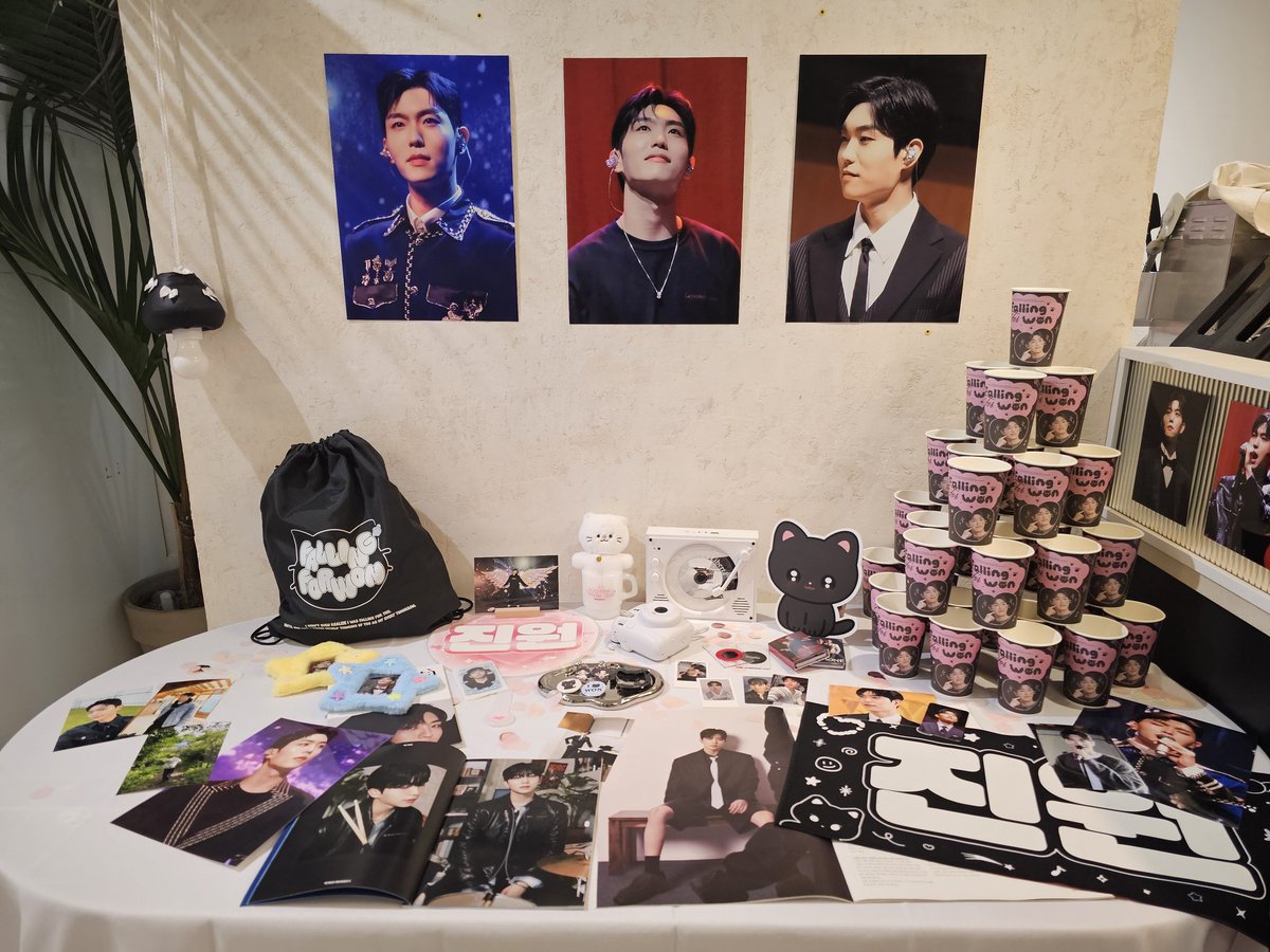 happy_lalaya's tweet photo. 2025 JINWON BIRTHDAY CAFE
카페 셉트
사진 완전 이쁘구요😍🥰
공간마다 깜고진원으로 애정 가득 담아 이쁘고 아기자기하게 귀엽고 멋지게 꾸며놓으셔서 보는내내 너무 행복했어요💕 템 하나하나 보는 재미가 있고 너무 이뻤어요💙🩷
#Falling_for_won
#동그라미뿐이야_생일축하해 https://t.co/o0y87jWOxP