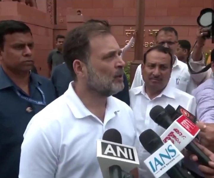 पत्रकार: ट्रंप लायर है फिर भी PM नहीं बोले।

राहुल गाँधी: सच्चाई है न, अगर PM ने बोल दिया तो फिर वो खुलकर बोलेगा और सब सच्चाई रख देगा तो इसलिए नहीं बोल पा रहे हैं।

पत्रकार: बार बार ट्रंप इस बात को कहते हैं तो इससे हमारा स्टैंड हल्का पड़ता है भारत का।

राहुल गाँधी: ट्रंप टेड डील