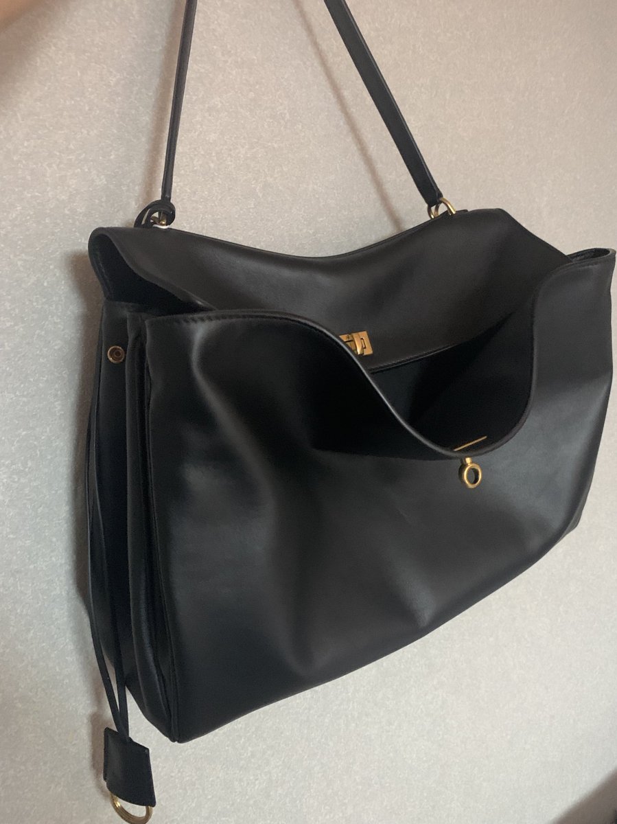 BKN050's tweet photo. Balenciaga rodeo large
少し前だけど久々にバレンシアガ購入
クタクタになるまで使い込みたい https://t.co/YwfpjWUWeV