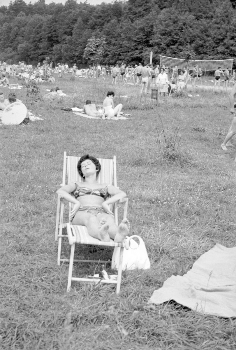 backintheprl's tweet photo. odpoczynek nad basenami w zalesiu górnym (1965) https://t.co/R8IUQYs7bX