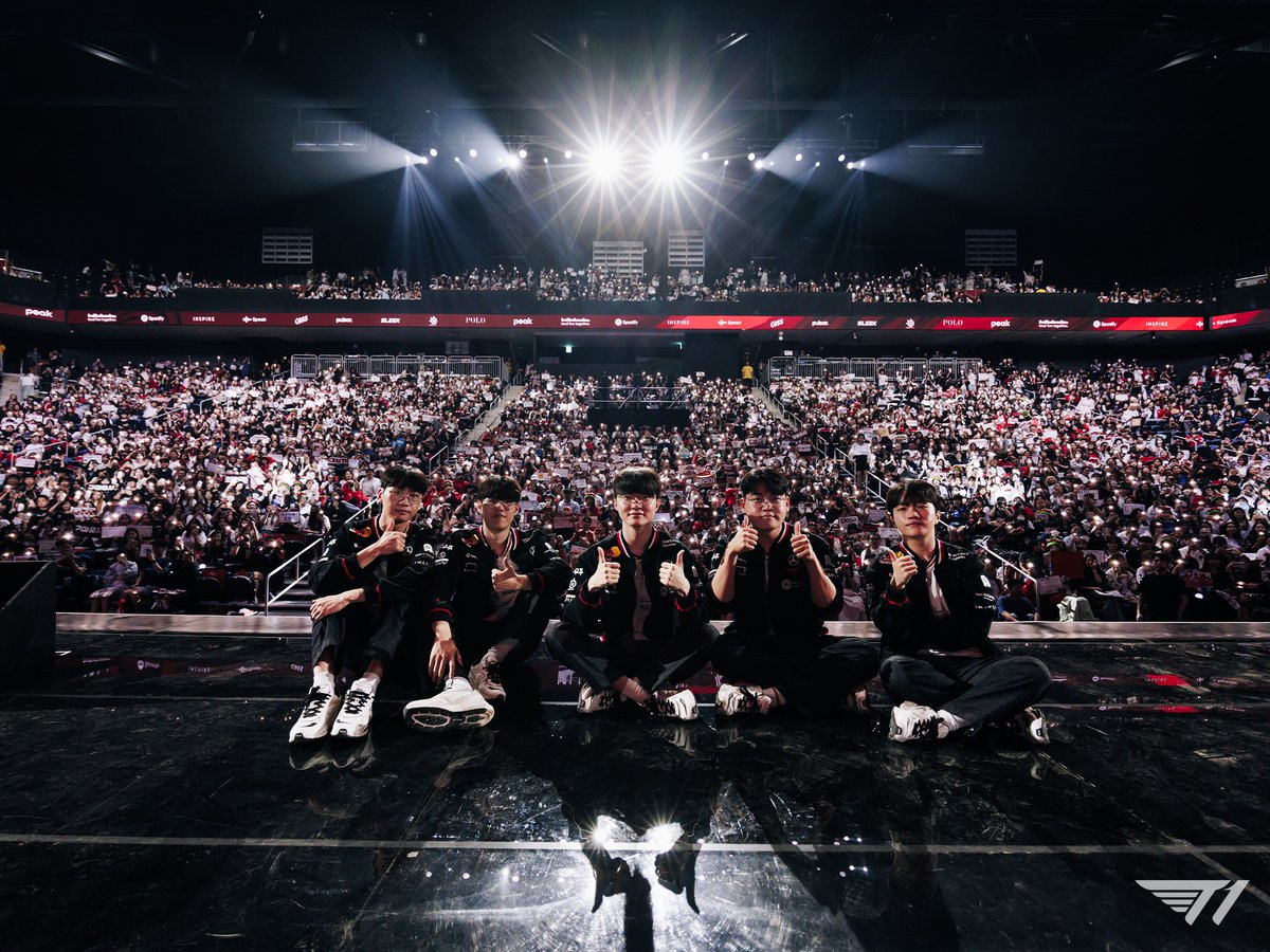 웃음으로 가득 채운 T1 Home Ground!😊
T1 Home Ground was filled with laughter!😊

#T1HomeGround #TogetherAs1