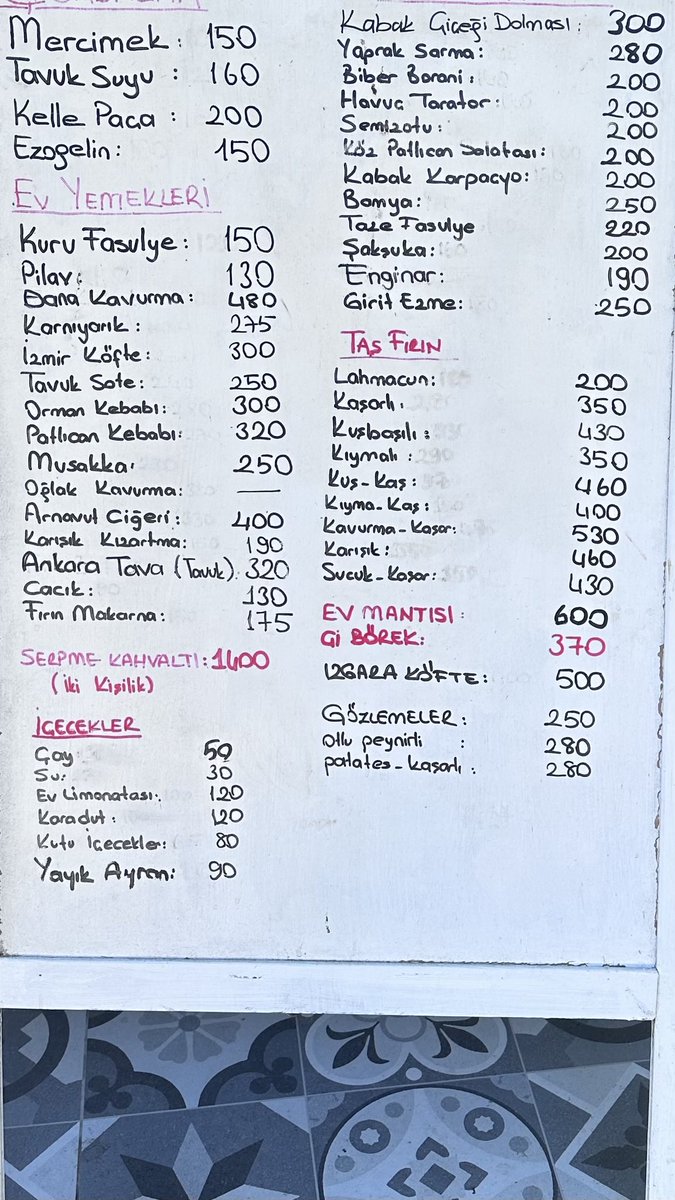 Bu liste temmuz ayında bozcaada dada bulunan bir ev yemekleri lokantasında çekildi,,
Ve ben dün Kadıköy de yazıcı iş merkezinin sokağında esnaf lokantasında yediğim 2 parça tavuk budu haşlama tam porsiyon pilav ve fırında sütlaç için 270 TL ödedim,,,