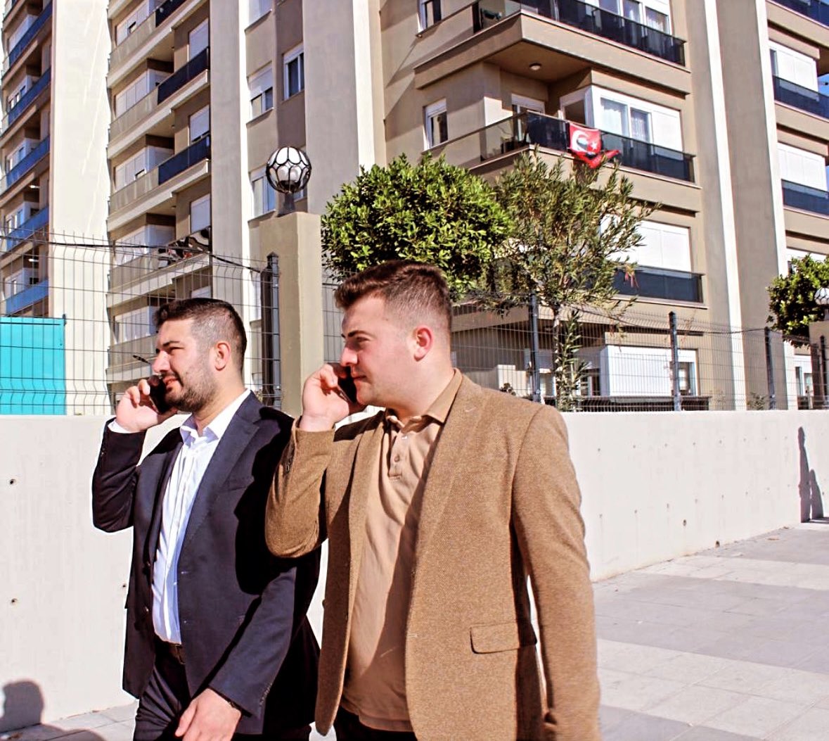 Ağır yükleri omuzlayanlar, hayatın sınavlarında dimdik ayakta duranlardır…
Kalpler de makamıyla değil, karakteri ve duruşuyla yer edinenlere selam olsun!