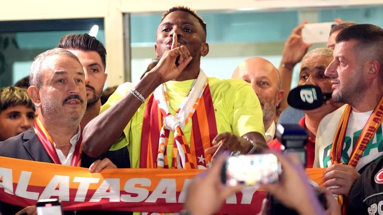 Daveobj20's tweet photo. 🚨🟡🔴 Victor Osimhen is on his way to Istanbul! 🇳🇬✈️
📍 Expected to land tonight at 21:30 via the General Aviation Terminal at Atatürk Airport.
🩺 Medicals are planned for Thursday.

The wait is over — Galatasaray’s new star is arriving! 🔥
#Osimhen #Galatasaray 

per @MatteMoretto