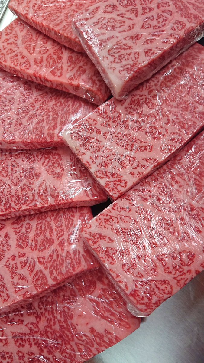 7/31(木) 肉のみはしオッチャン
#黒毛和牛 の仕込みをしてました❗
オッチャンです✨

ステーキカットなるべく
お買い求め易いサイズ感に
なるように心掛けて
切ってます🎵

旨味と甘味をじっくり
味わってくださいね✨

ソトヒラ(部位)美味しいですよ❗
(o⌒∇⌒o)👍️