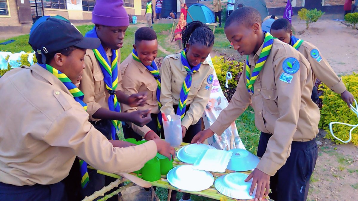 Chez vous, qui décide des rôles des filles et des garçons ?
Chez nous, on encourage tous les jeunes à briser les stéréotypes et à s’entraider.
Après l’atelier sur l’égalité des genres, les scouts ont choisi d’être un exemple et de continuer à promouvoir l’égalité au quotidien.