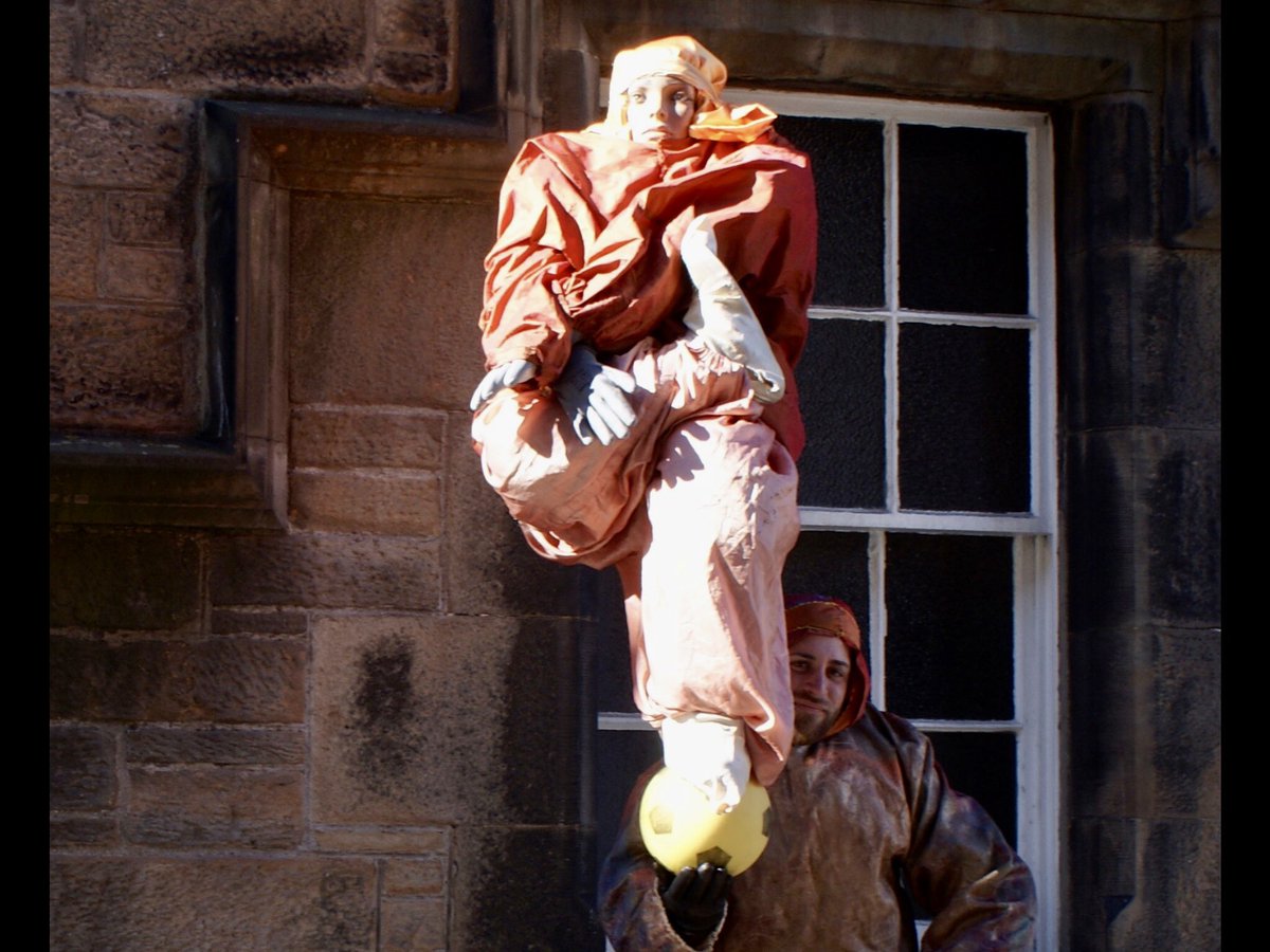gerryelma's tweet image. #AlphabetChallenge

 #WeekEforEasyE 

Street #entertainers at The #Edinburgh Fringe.