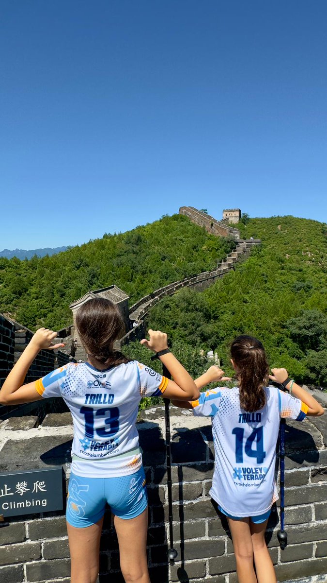 Unas de las más grandes maravillas del mundo, en la Gran Muralla China! 🤩

Gracias familia por llevar #ElSueñoAzul por el mundo!

#VoleibolenSevilla #SoñadoresporelMundo #VoleyTerapia #CVRochelambert