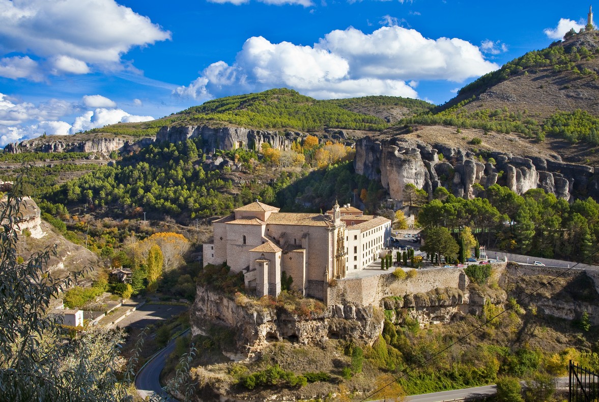 ¡@Paradores vuelve a abrir el Parador de #Cuenca este 1 de agosto! 

Tras meses cerrado, reestrena imagen con fachada y claustro restaurados, la torre-aljibe reconvertida en mirador con vistas a las Casas Colgadas, y nuevo interiorismo en sus habitaciones🏨 

Una experiencia