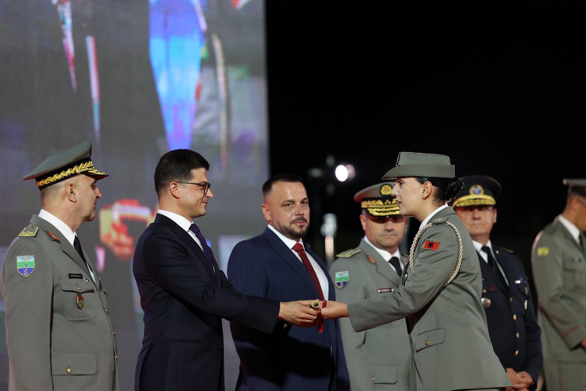 ⚜️🇦🇱 Sa herë një brez i ri vesh uniformën, Shteti shqiptar rifillon. Forcohet. Përtërihet. 

Privilegj të isha pranë brezit më të ri të 🎖️oficerëve tanë në ceremoninë e diplomimit të tyre: 9️⃣0️⃣ të rinj dhe të reja, përfshirë 5️⃣ nga Kosova🇽🇰, të cilët përfunduan formimin në