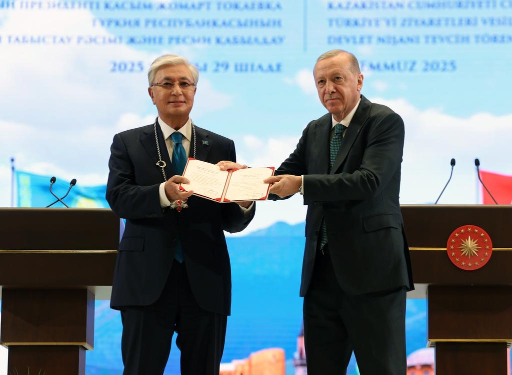 osmanbey_by's tweet photo. Cumhurbaşkanımız Recep Tayyip Erdoğan, Cumhurbaşkanlığı Külliyesi'nde düzenlenen 'Devlet Nişanı Tevcih Töreni'nde Kazakistan Cumhurbaşkanı Kasım Cömert Tokayev'e Devlet Nişanı tevcih etti. https://t.co/jwCEABzvLx
