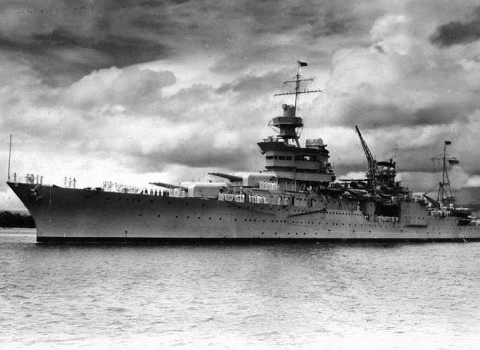 #OTD 1945 The USS Indianapolis sailing unescorted back from Tinian having delivered parts of the atomic bomb, was sunk by Japanese torpedoes. 800+ survivors in the water, only 316 survived shark attacks, dehydration &amp; hypothermia. #TheHiroshimaMen