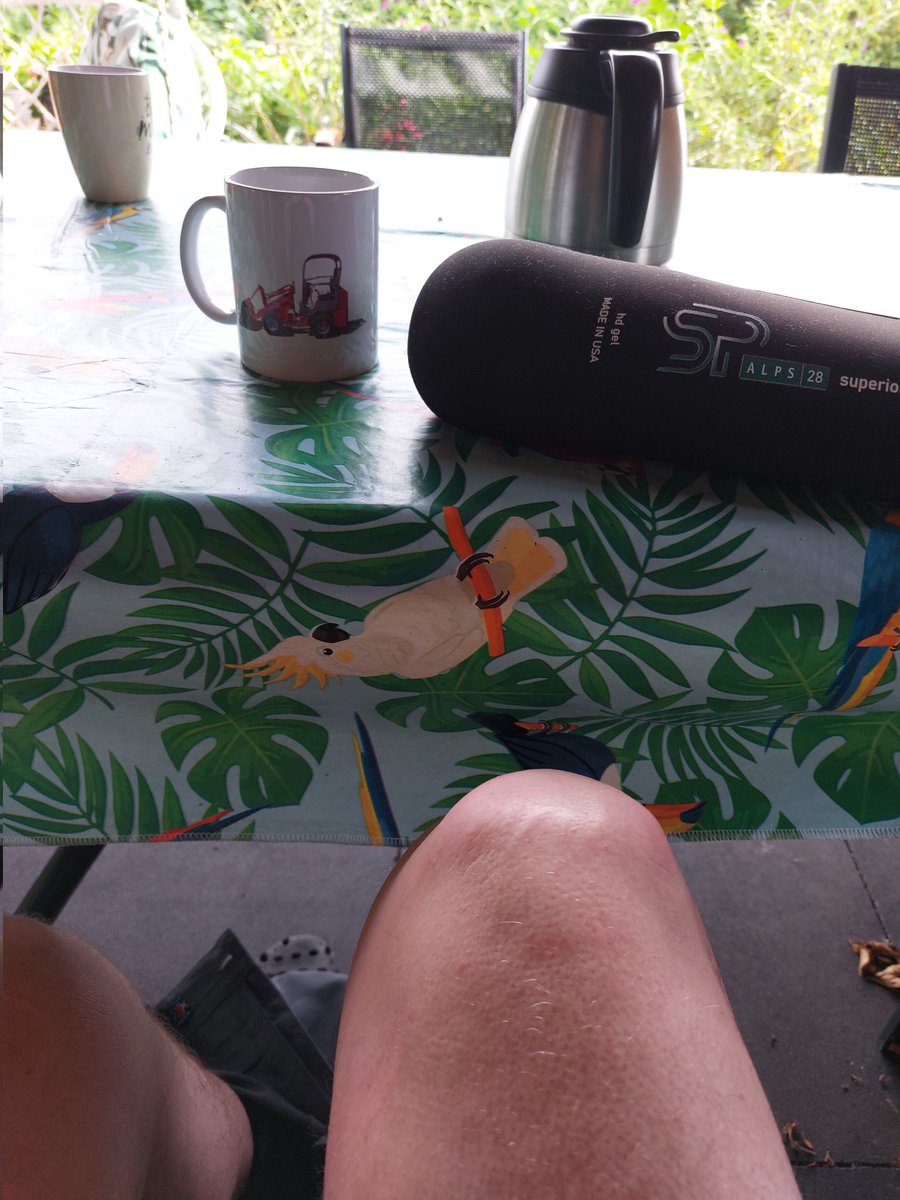 Koffie, eerst de prothese afdoen. Gisteren een nieuwe liner gekregen om uit te proberen. Maar wat zit die strak. Zou denken dat m'n boven been afsterft. Dus regelmatig even uitdoen.