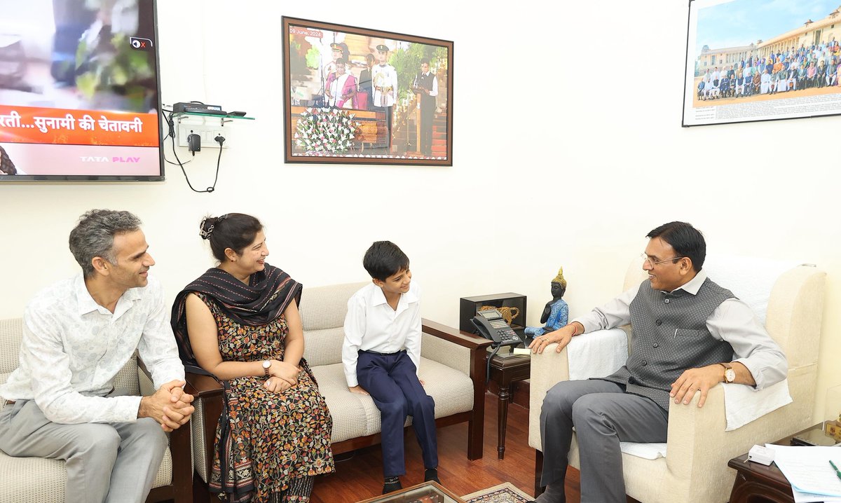 जब इरादे मजबूत हो तो बड़े से बड़ा लक्ष्य भी छोटा हो जाता है…

आज केंद्रीय मंत्री डॉ. मनसुख मांडविया जी से हरियाणा के 8 वर्षीय लाडले बेटे आर्यन ने मुलाकात की। जिन्होंने इस छोटी-सी उम्र में माउंट एवरेस्ट के बेस कैम्प पर भारत का तिरंगा फहराया है। इस यात्रा की ख़ास बात यह थी कि
