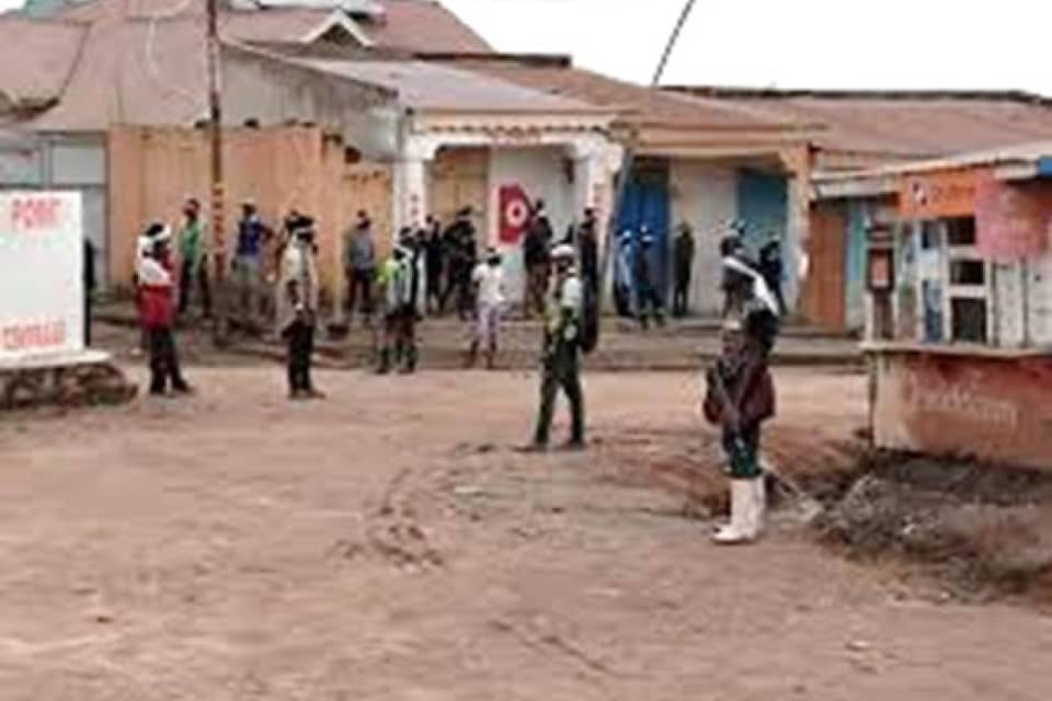 #Ituri: Faute de structure sanitaire fonctionnelle après la mise à sac de l'hôpital général de #Tsiku et du centre de santé par les miliciens de la #CODECO, les habitants de #Lopa, dont de nombreuses victimes des exactions, qui commençaient à regagner leur village, n'ont plus