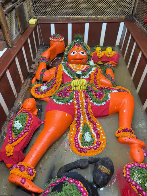 गंगा का पानी तीसरी बार प्रयागराज में लेटे हुए हनुमान जी तक पहुंच गया है। करीब 2 लाख लोग बाढ़ से घिरे हुए हैं। छोटा बघाड़ा, दारागंज जैसे इलाकों में लोगों के घरों में पानी घुस गया है। जरूरत की चीजें नाव से पहुंच रही हैं। क्या आप सब इस मंदिर के बारें में जानते है। #prayagraj