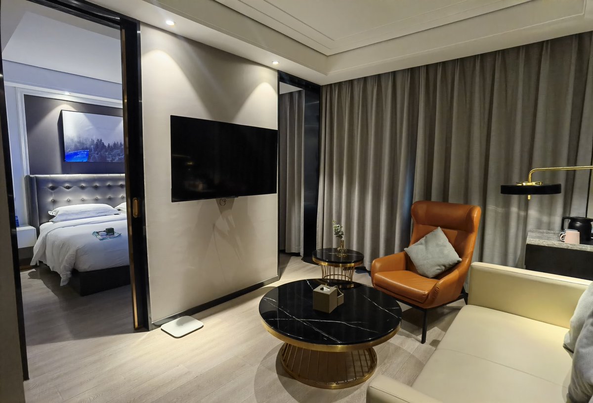 你的老婆一会儿在床上享受SPA，不知道你还能不能专心看电视，电视墙两边是有推拉门可以关上的哟。等卧室的电视声音调大的时候你应该能明白我和她在做什么。😉