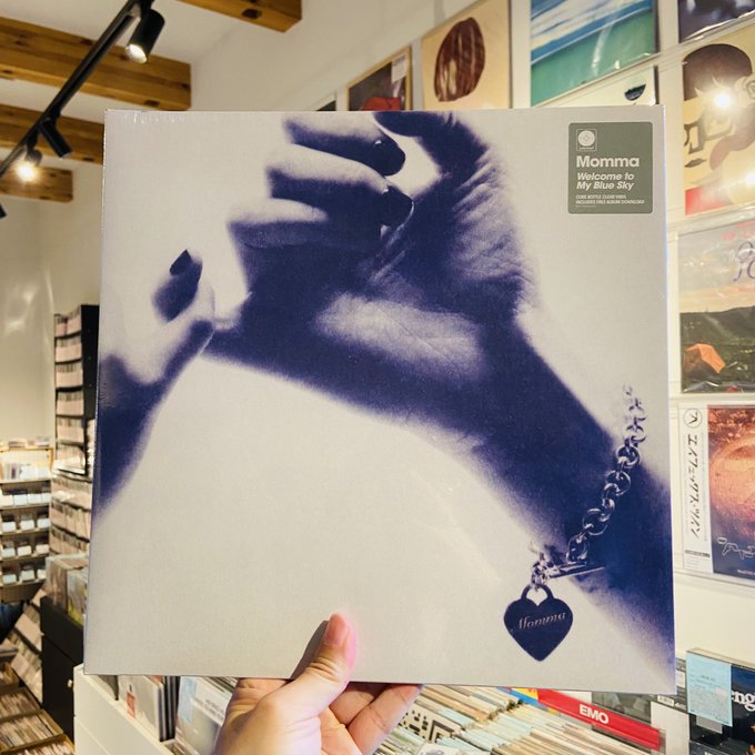 【再入荷】カリフォルニアの女子vo.インディーロックバンド、mommaの4thがPOLYVINYKより。何かが宿った中毒性やノスタルジー、近年だとbeabadoobeeともに2020年代以降の感性でアップデイトする現存インディーロックシーンも担う存在感すら漂わせるキャリアベストな大名盤。
stiffslack.shop/shopdetail/000…