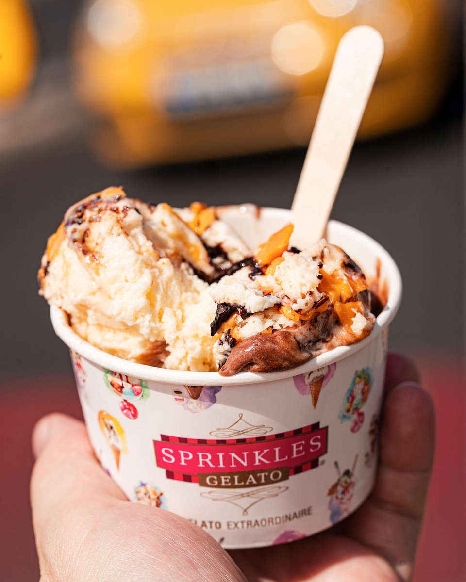 Jaffa Cake Gelato – a masterful blend of vibrant orange 🍊 and rich chocolate 🍫, crafted into a smooth, creamy delight. Each spoonful evokes the classic sensation of that beloved biscuit/cake. It's a truly brilliant concept, delivered directly to your Sprinkles tub.