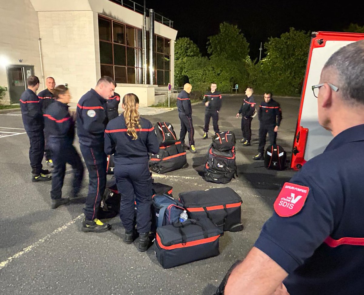 Sdis_95's tweet image. [#Renfort] - Ils sont 16 #sapeurspompiers à avoir quitté le Val d'Oise cette nuit pour rejoindre leurs collègues franciliens et constituer une nouvelle colonne de renfort Feux de forêts #IDF à destination du Sud de la France.

Après s'être rejoint à Melun, les 79 personnels de la
