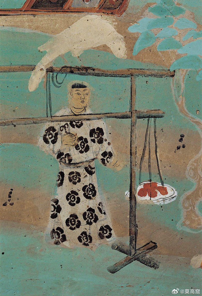 In Mogao Cave 85, a distinctive merchant catches the eye in his round-collar robe with floral medallions. Most male figures in #Dunhuang murals, even officials, wear plain clothing, making this floral design exceptionally rare.
#DunhuangMuralArt #chineseculture
