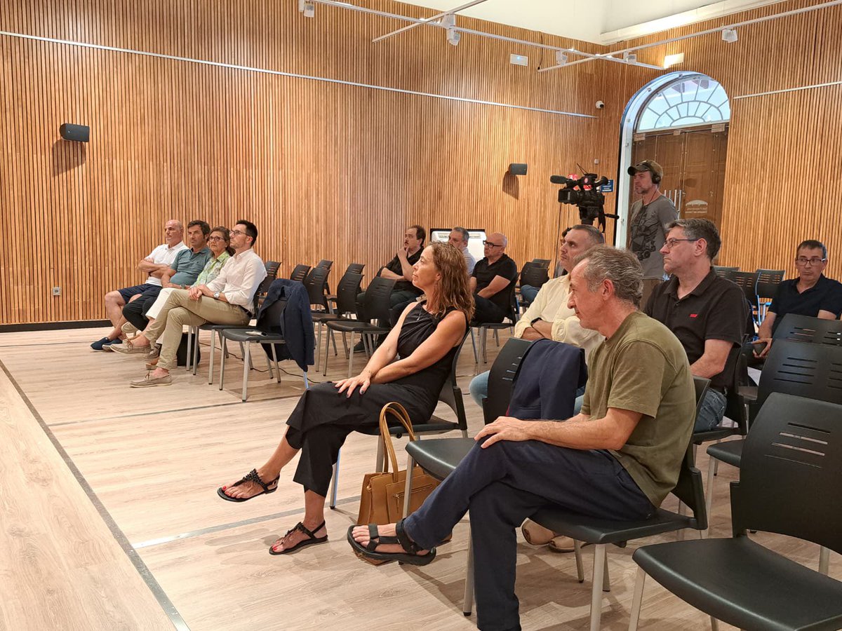 EDUNIB (@edun_ib) on Twitter photo El conseller <a href="/AVeraAlemany/">Antoni Vera</a> presenta la reforma del Quarter de Santiago a Maó, que acollirà el CEPA Joan Mir i Mir. Les obres, amb un pressupost de 4,1 M€, inclouen 16 aules, biblioteca i zones comunes, i tindran un termini d’execució de 14 mesos.
👉🏼 tn.caib.es/3Hi94BDngMV4 El conseller <a href="/AVeraAlemany/">Antoni Vera</a> presenta la reforma del Quarter de Santiago a Maó, que acollirà el CEPA Joan Mir i Mir. Les obres, amb un pressupost de 4,1 M€, inclouen 16 aules, biblioteca i zones comunes, i tindran un termini d’execució de 14 mesos.
👉🏼 tn.caib.es/3Hi94BDngMV4