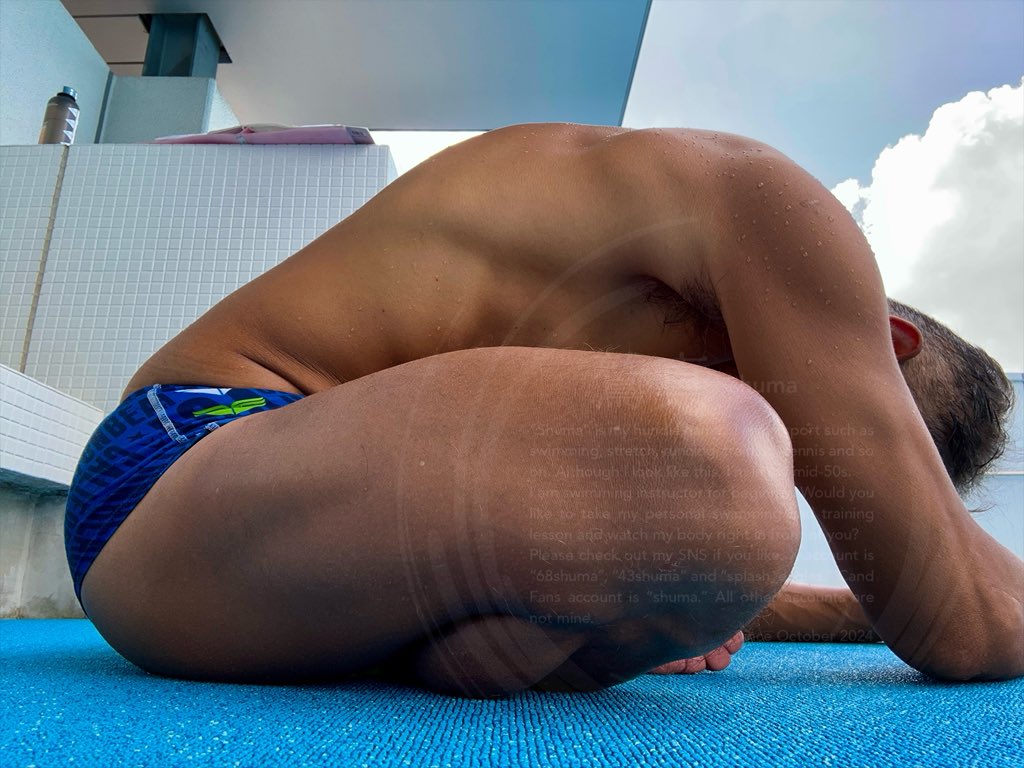 本日も小学校の水泳の授業でした。気温はあいかわらず高いですが、風があったり、雲があったりして、中止にならず実施できました。
ちょっと腰が痛いので、合間にプールサイドでストレッチです。だいぶ楽になりました。