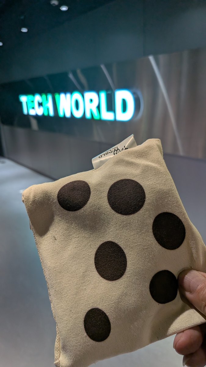 taui_9401__'s tweet image. 【通期パス 万博雑感】
昨日当日予約とれた「TECH WORLD」ですが、
その実態は「T」と「W」で台湾館ですｗｗ
すばらしいIT技術を堪能できます

そしてここはお土産があるのも有名！
前回は帽子、今回はハンドタオルでした♪

＃TECHWORLD　＃万博